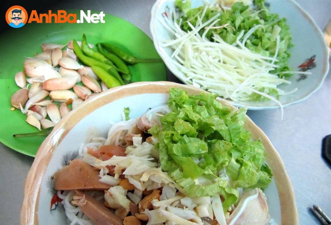 III. Khám Phá Hương Vị Đặc Trưng Trong Các Món Ăn Chính